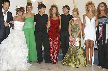 Angelo Spadari hair stylist del centro Degradé Joelle e le modelle con abiti Coveri